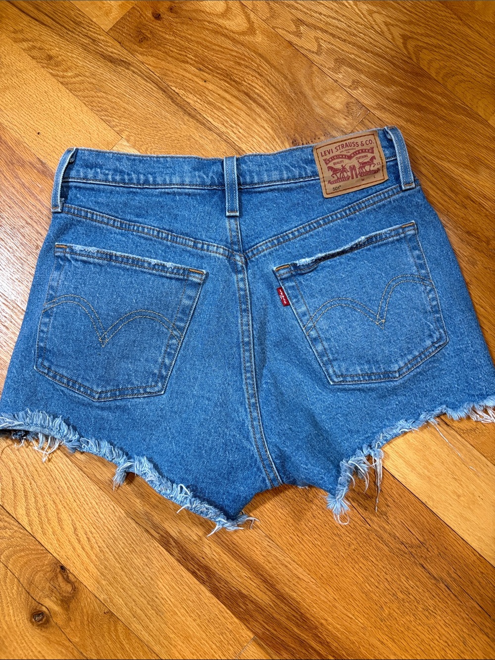 • Levi’s • - Picture 4 of 5